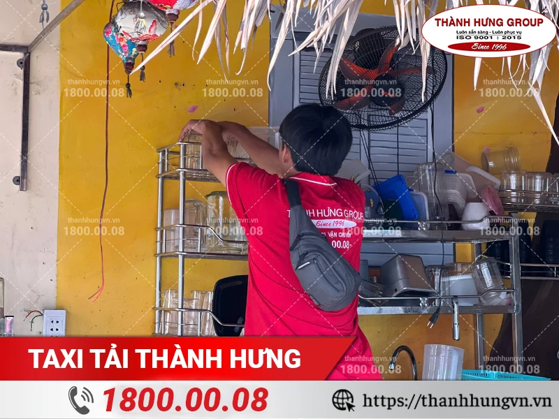 Nhân viên Thành Hưng đóng gói ly miểng
